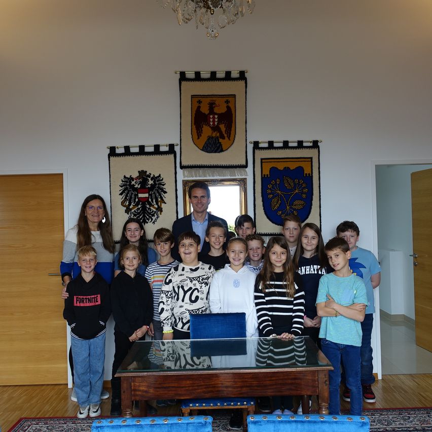 Bild enthält, Wood, Living Room, Floor, Flooring, Hardwood, Interior Design, Table, People, Couch, Pants