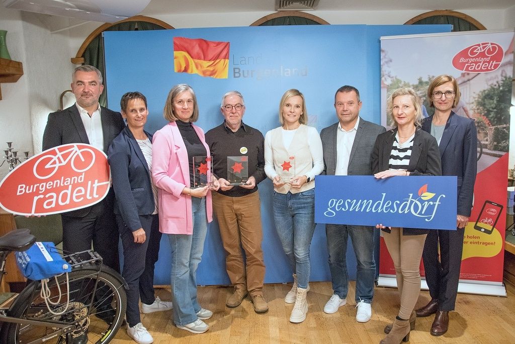 Bild enthält, Groupshot, Person, Adult, Male, Man, Female, Girl, Teen, Jeans, Pants