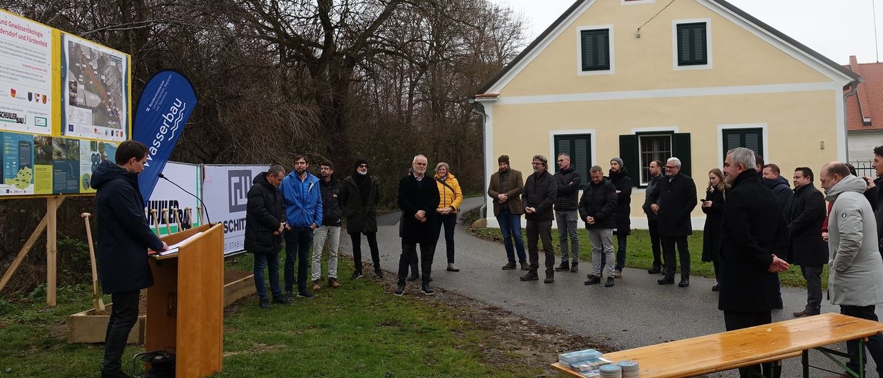 Bild enthält, Person, Crowd, Walking, Clothing, Coat, Building, College, Footwear, Shoe, Handbag