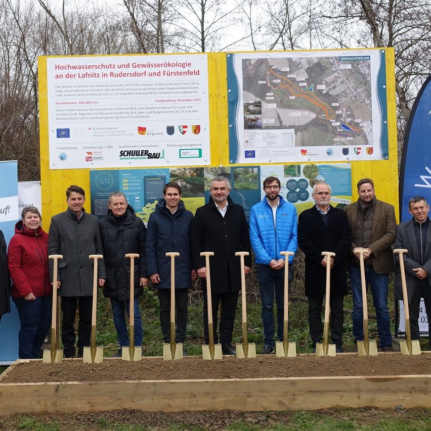 Bild enthält, People, Person, Coat, Groupshot, Adult, Male, Man, Jacket, Advertisement, Shovel