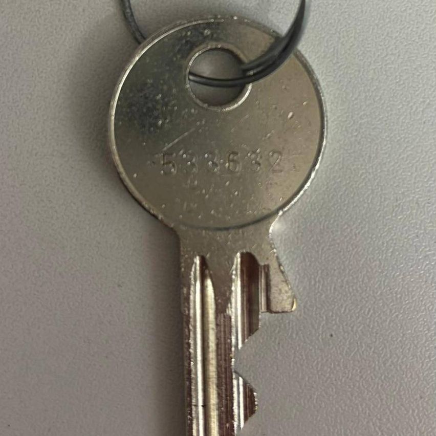 Ein metallischer Schlüssel mit abgerundeter Oberseite und Schlüsselcode 536532, befestigt an einem Schlüsselring.