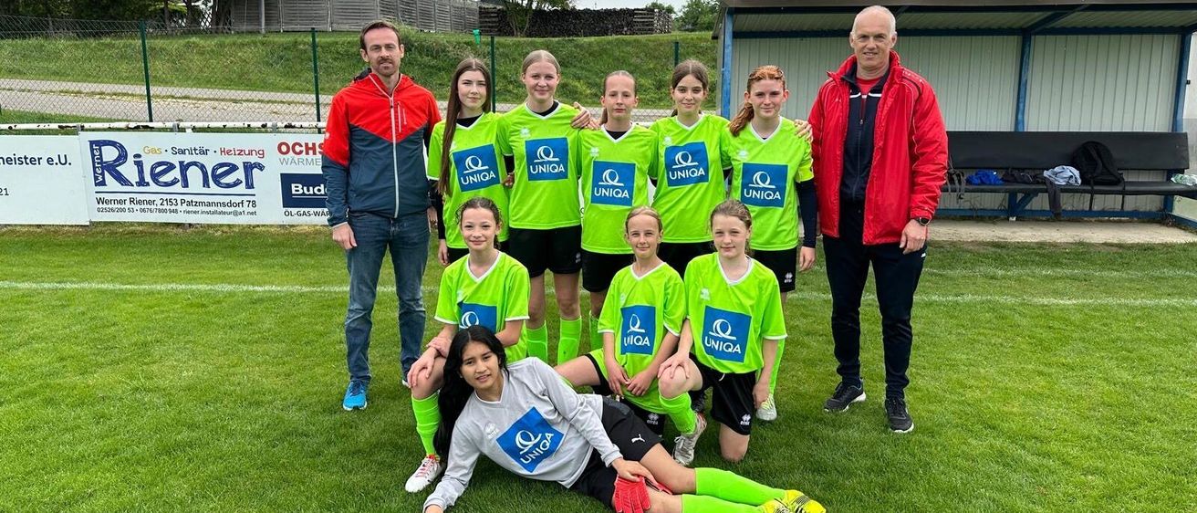 Bild enthält, People, Person, Groupshot, Adult, Male, Man, Jacket, Grass, Shoe, Shorts