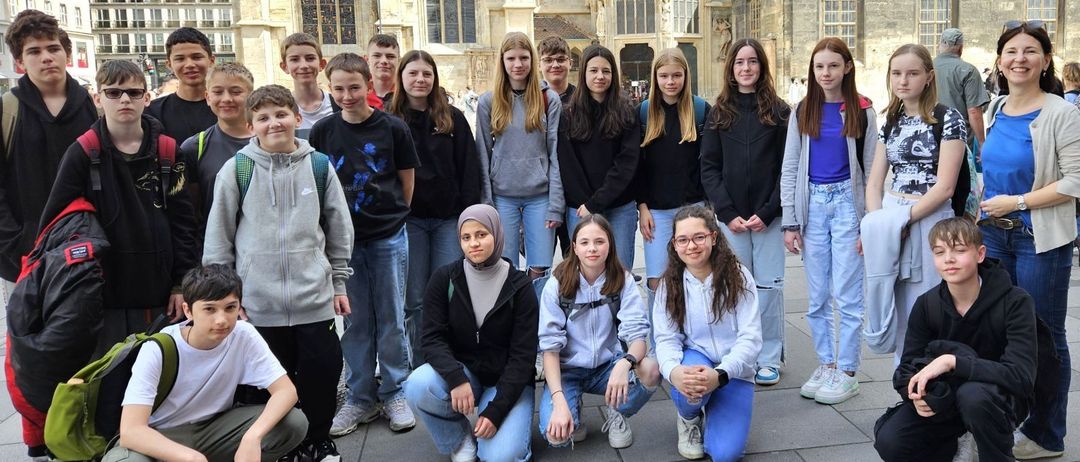 Bild enthält, College, People, Person, Pants, Boy, Male, Teen, Adult, Female, Woman