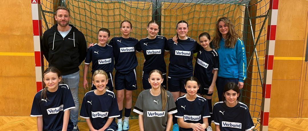 Bild enthält, People, Person, Groupshot, Adult, Male, Man, Team, Handball, Boy, Teen