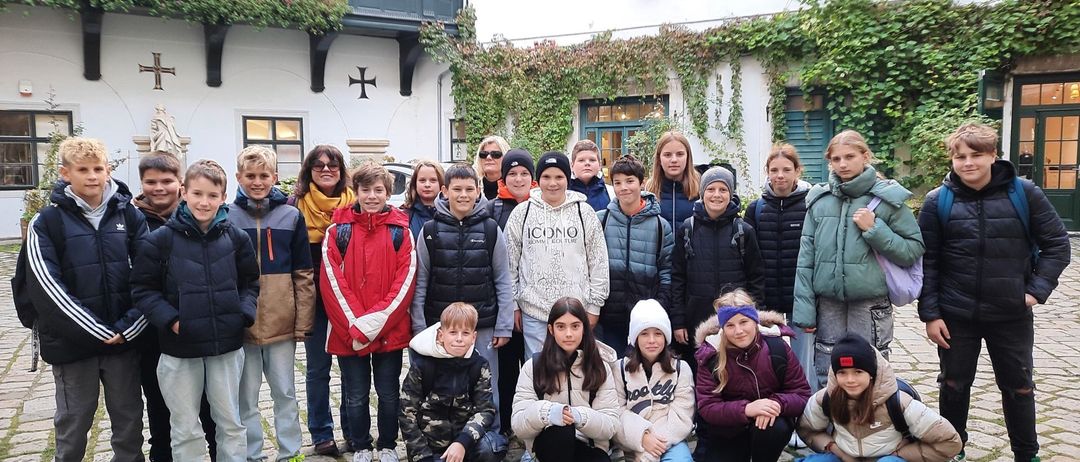 Bild enthält, College, Groupshot, Person, People, Boy, Child, Male, Jacket, Shoe, Hoodie