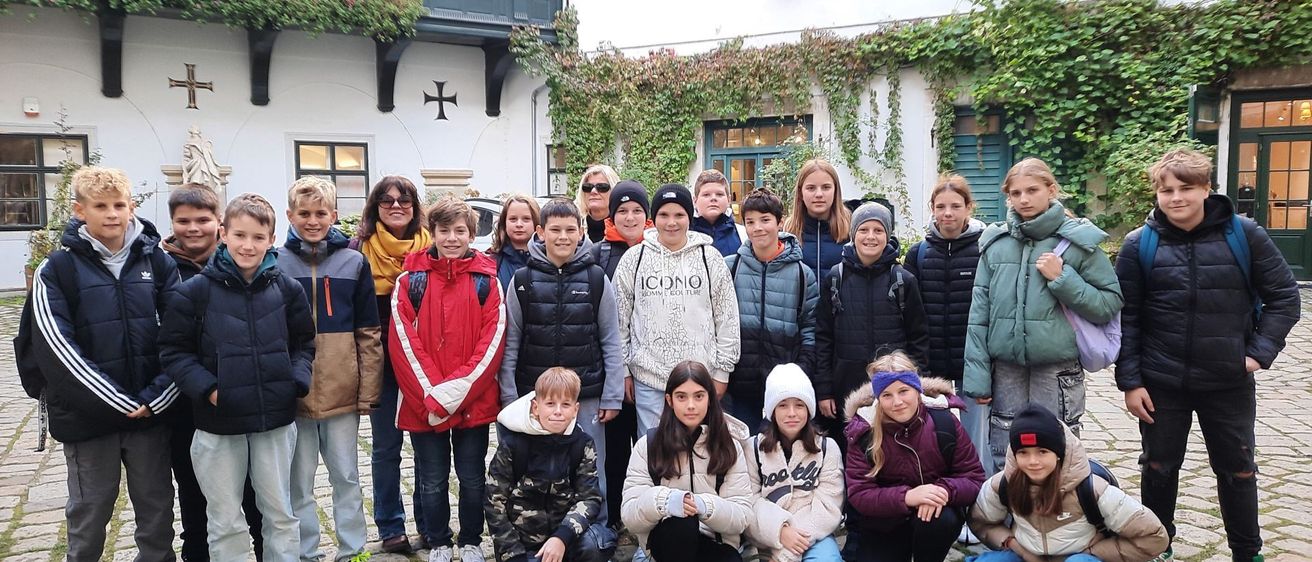 Bild enthält, College, Groupshot, Person, People, Boy, Child, Male, Jacket, Shoe, Hoodie