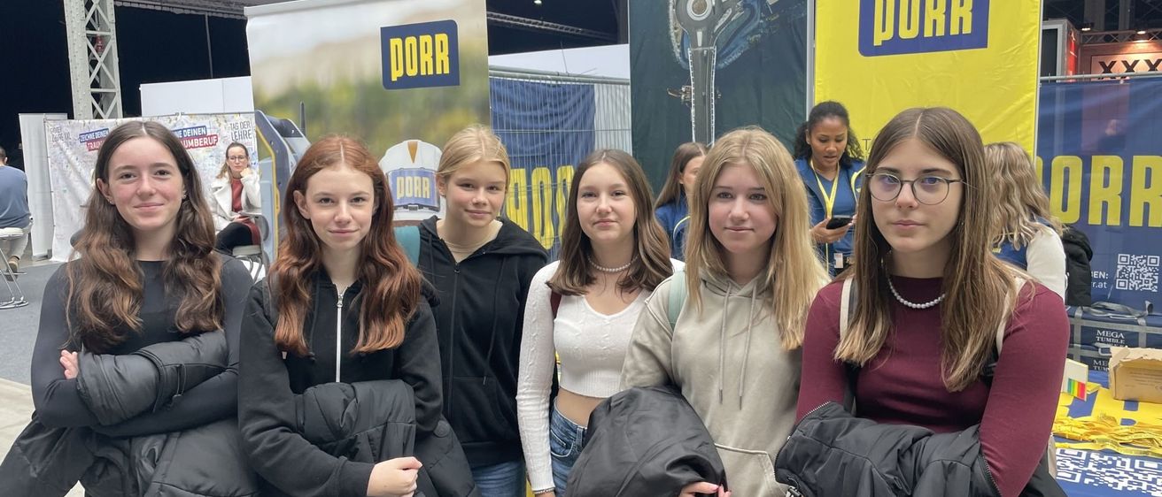 Bild enthält, Groupshot, Person, Face, Happy, Head, Smile, Adult, Female, Woman, People