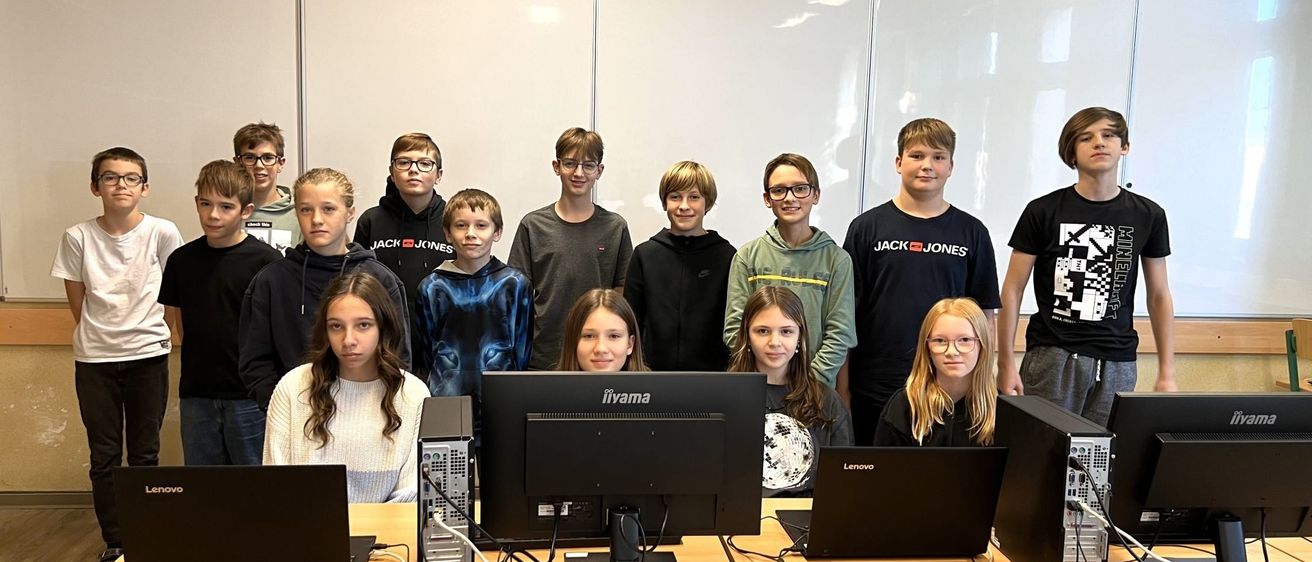 Bild enthält, Groupshot, Person, People, Boy, Male, Teen, Laptop, Glasses, Adult, Woman