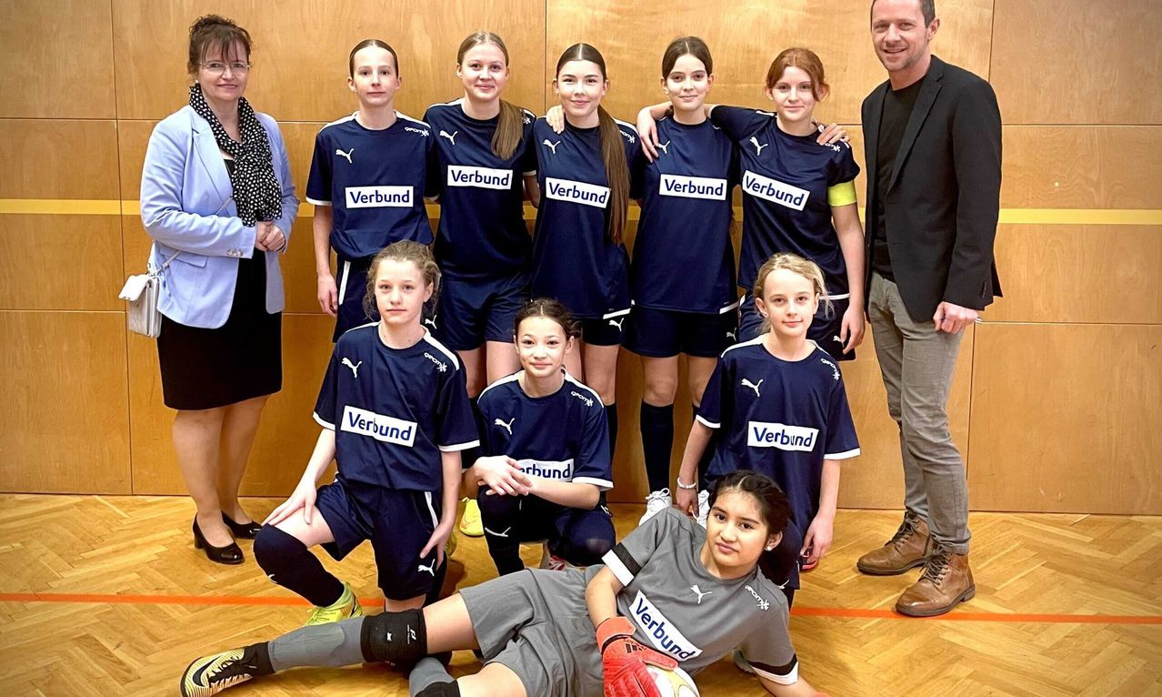 Bild enthält, Groupshot, Person, People, Adult, Male, Man, Boy, Child, Coat, Glove