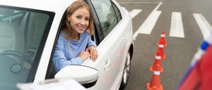 Bild enthält, Person, Car, Transportation, Vehicle, Machine, Wheel, Road, Face, Head, Alloy Wheel