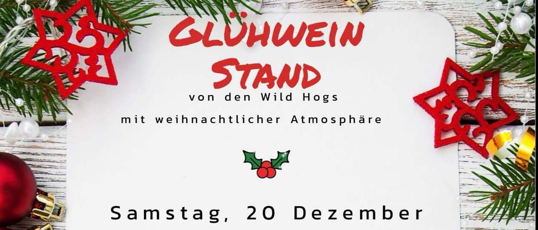 Ein Veranstaltungsposter mit einem Schwein-Maskottchen, auf dem steht 'Gluhwein Stand'. Die Veranstaltung wird von Wild Hogs organisiert und verspricht eine weihnachtliche Atmosphäre. Die Veranstaltung findet am Samstag, 20. Dezember, ab 16 Uhr am Hauptplatz Dechantskirchen statt.