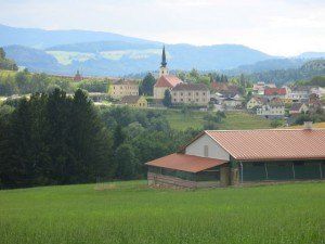 Bild enthält, Nature, Outdoors, Countryside, Farm, Field, Pasture, Rural, Architecture, Building, Village