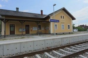 Bild enthält, Railway, Terminal, Train, Train Station, Transportation, Vehicle, Bench, Furniture, Subway