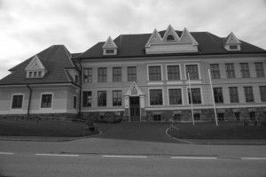 Bild enthält, Building, Office Building, City, Neighborhood, Hotel, Urban, Road, Street, School, Housing