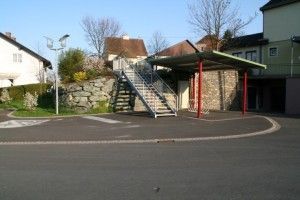 Bild enthält, Road, Tarmac, Bus Stop, Outdoors, Housing, Staircase, City, Street, Play Area, Outdoor Play Area