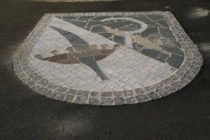 Bild enthält, Path, Road, Art, Sidewalk, Tile, Sundial, Animal, Reptile, Snake