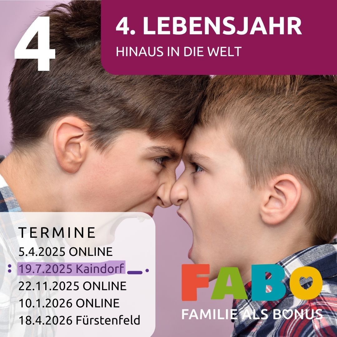Zwei Jungen stehen sich gegenüber, einer mit der Zahl '4' darüber. Sie schauen sich mit offenem Mund an. Das Bild enthält Termine und Orte für Online- und physische Veranstaltungen.
