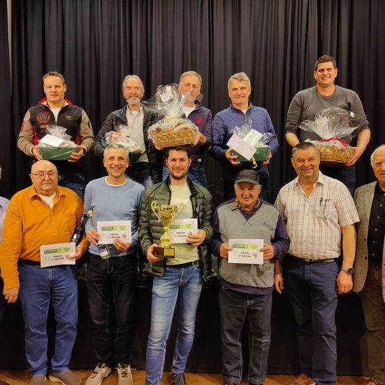 Bild enthält, Pants, People, Person, Groupshot, Jeans, Adult, Male, Man, Coat, Glasses