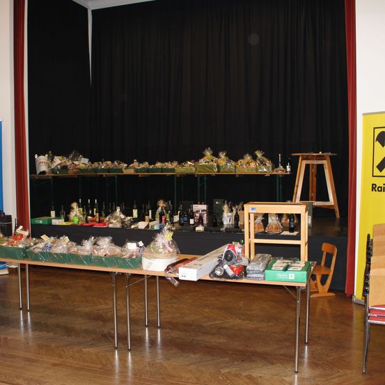 Bild enthält, Floor, Flooring, Wood, Hardwood, Interior Design, Plywood, Building, Living Room, Chair, Shelf