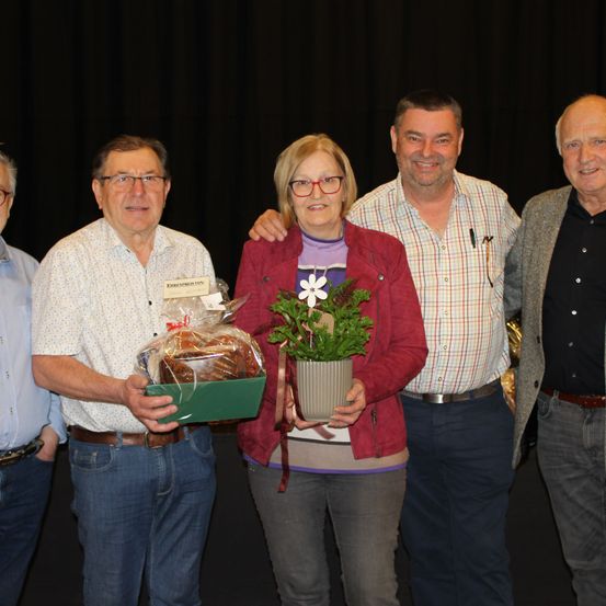 Bild enthält, Pants, Potted Plant, Flower Arrangement, Adult, Male, Man, Person, Long Sleeve, Jeans, Woman