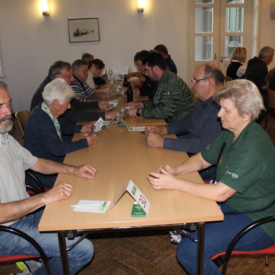 Bild enthält, Plywood, Wood, Cafeteria, Indoors, Restaurant, Adult, Male, Man, Person, Dining Table