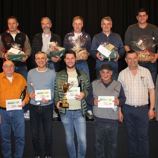 Bild enthält, Pants, People, Person, Jeans, Adult, Male, Man, Coat, Groupshot, Face