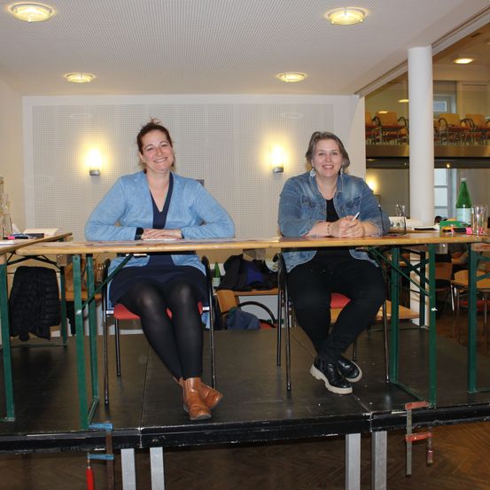 Bild enthält, Plywood, Wood, Floor, Flooring, Dining Table, Table, Restaurant, Cafeteria, Dining Room, Person