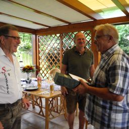 Bild enthält, Plywood, Wood, Restaurant, Dining Table, Table, Adult, Male, Man, Person, Dining Room