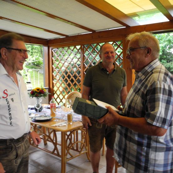 Bild enthält, Plywood, Wood, Restaurant, Dining Table, Table, Adult, Male, Man, Person, Dining Room