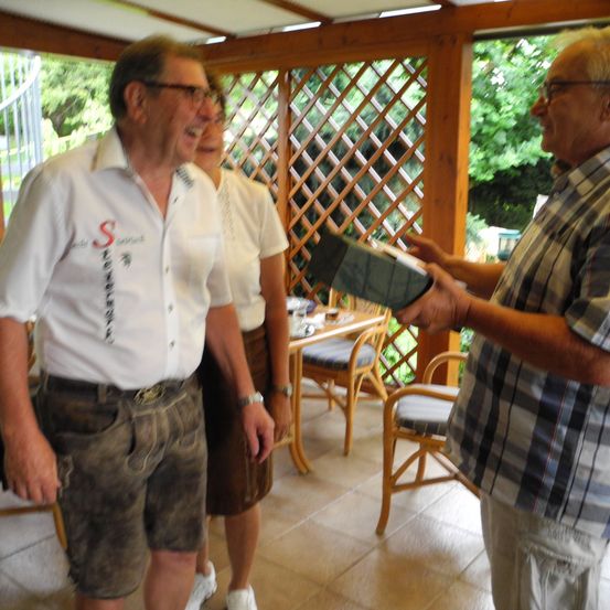 Bild enthält, Shorts, Pants, Shirt, Wood, Adult, Male, Man, Person, Plywood, Patio