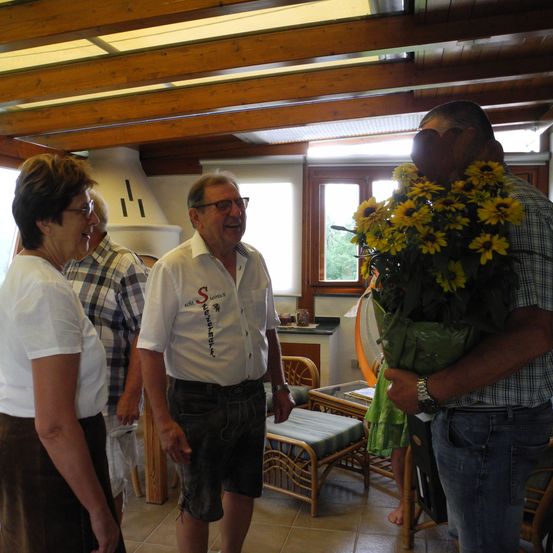Bild enthält, Flower, Flower Arrangement, Flower Bouquet, Wood, Pants, Plywood, Adult, Male, Man, Person