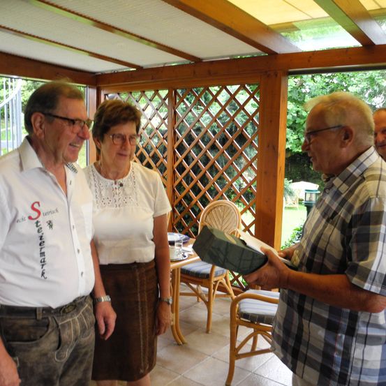 Bild enthält, Wood, Shirt, Plywood, Pants, Adult, Male, Man, Person, Female, Woman