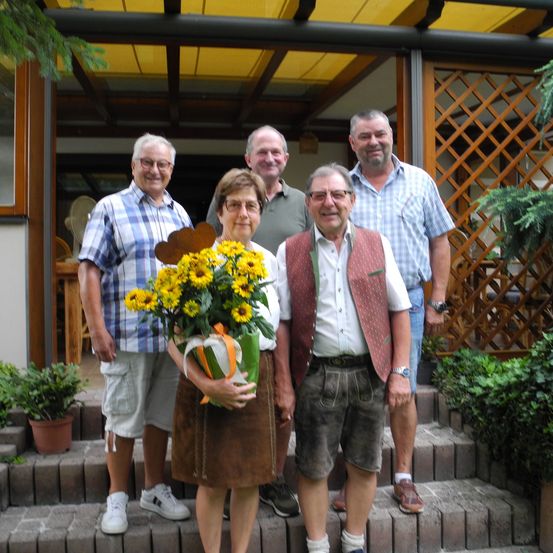 Bild enthält, Potted Plant, Jar, Planter, Pottery, Vase, Flower, Flower Arrangement, Shorts, Flower Bouquet, Garden