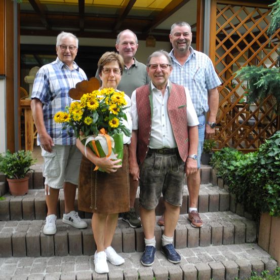 Bild enthält, Potted Plant, Planter, Flower, Flower Arrangement, Flower Bouquet, Shorts, Person, Portrait, Herbal, Pants