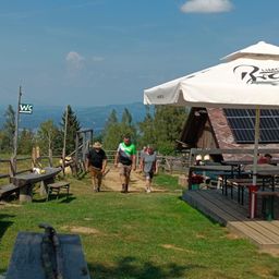 Bild enthält, Outdoors, Shelter, Path, Grass, Person, Walking, Summer, Shorts, Hat, Tree