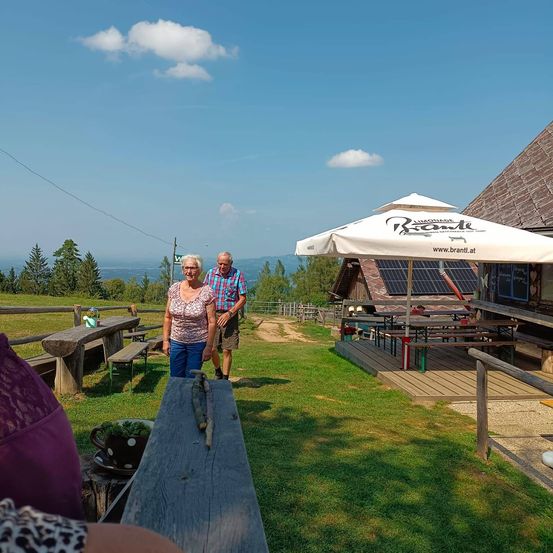 Bild enthält, Person, Adult, Male, Man, Outdoors, Nature, Canine, Mammal, Pet, Shoe