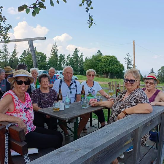 Bild enthält, Nature, Outdoors, Adult, Female, Person, Woman, Countryside, Rural, People, Glasses