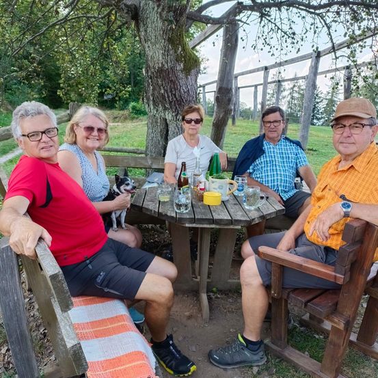 Bild enthält, Dining Table, Table, Portrait, Grass, Backyard, Park, Tree, Vegetation, Shorts, Potted Plant