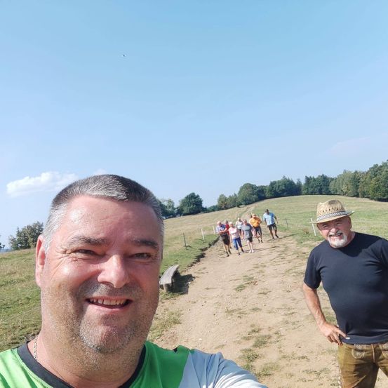 Bild enthält, Person, Photobombing, Adult, Male, Man, People, Face, Nature, Outdoors, Countryside