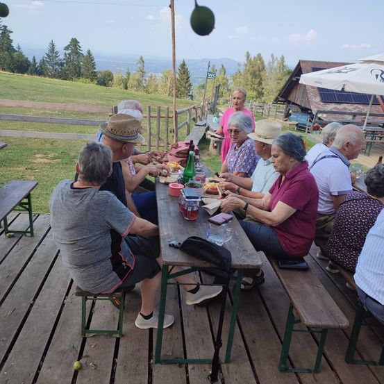 Bild enthält, Nature, Outdoors, Countryside, Rural, Farm, Adult, Female, Person, Woman, Vineyard