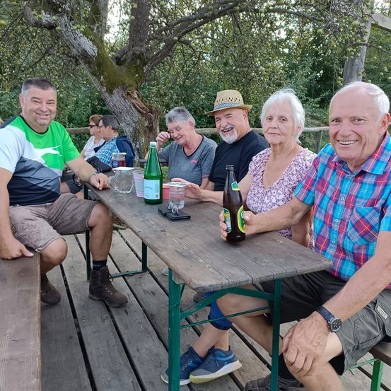 Bild enthält, Table, Wood, Person, Portrait, Nature, Outdoors, Dining Table, Adult, Male, Man