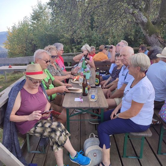 Bild enthält, Dining Table, Table, Person, Portrait, Adult, Female, Woman, Tree, Sandal, Vegetation