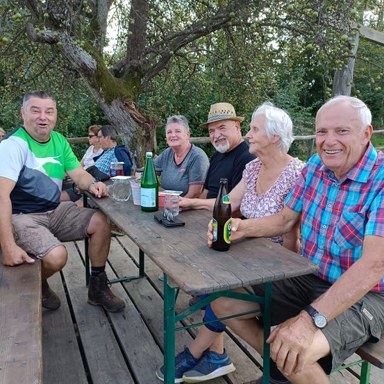Bild enthält, Nature, Outdoors, People, Person, Wood, Table, Adult, Male, Man, Vegetation
