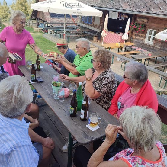 Bild enthält, Adult, Female, Person, Woman, Nature, Outdoors, Countryside, Rural, Male, Man