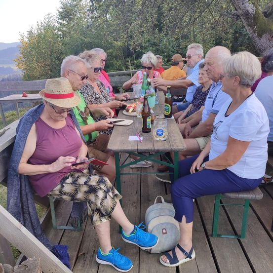Bild enthält, Dining Table, Table, Portrait, Dining Room, Sandal, Nature, Outdoors, Wood, Vegetation, Tree