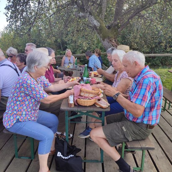 Bild enthält, People, Person, Adult, Female, Woman, Nature, Outdoors, Male, Man, Table