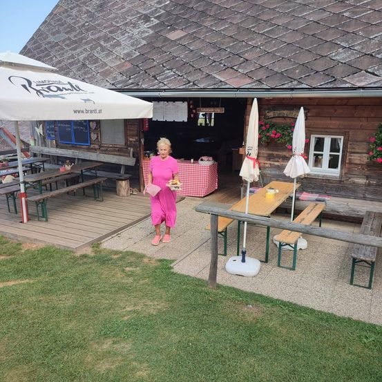 Bild enthält, Outdoors, Shelter, Photography, Portrait, Interior Design, Grass, Backyard, Yard, Summer, Housing