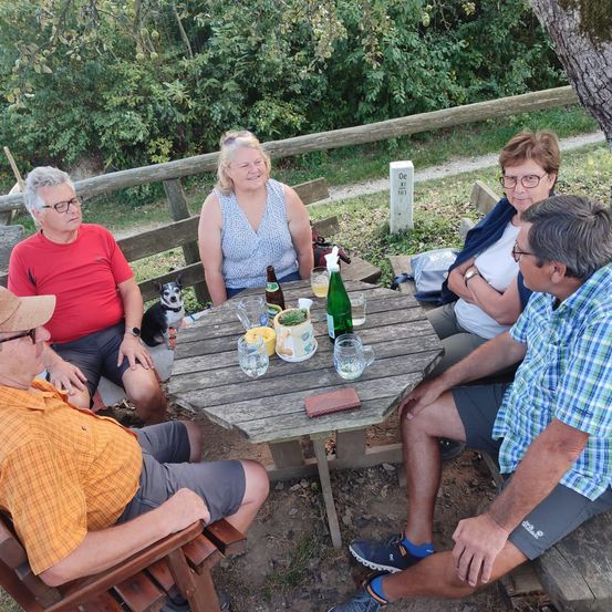 Bild enthält, Nature, Outdoors, Countryside, Table, Adult, Male, Man, Person, Vegetation, Portrait