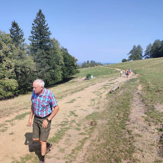 Bild enthält, Person, Walking, Tree, Grass, Adult, Male, Man, Vegetation, Hiking, Shorts