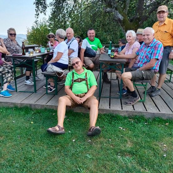 Bild enthält, People, Person, Grass, Nature, Outdoors, Park, Sitting, Adult, Female, Woman